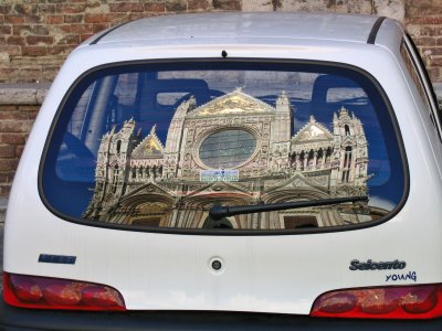 Riflesso del Duomo di Siena
sui vetri di un’auto a Siena
(32918 bytes)